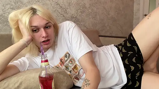 Snapshot of evelina228 chatting on October 2, 6:53 am evelina228 online show from October 2, 6:53 am