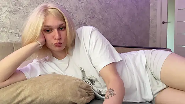 Snapshot of evelina228 chatting on October 17, 7:11 am evelina228 online show from October 17, 7:11 am