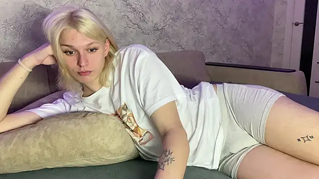 Snapshot of evelina228 chatting on October 18, 8:20 pm evelina228 online show from October 18, 8:20 pm