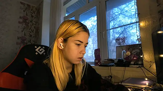 Witching Moon online show from December 18, 7:47 am