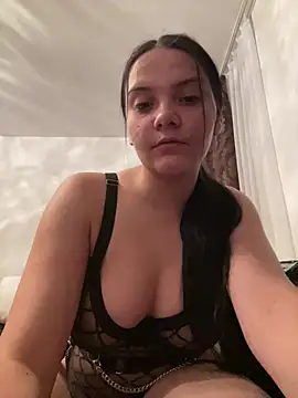 Snapshot of Selena_y chatting on May 28, 8:39 pm Selena y online show from May 28, 8:39 pm