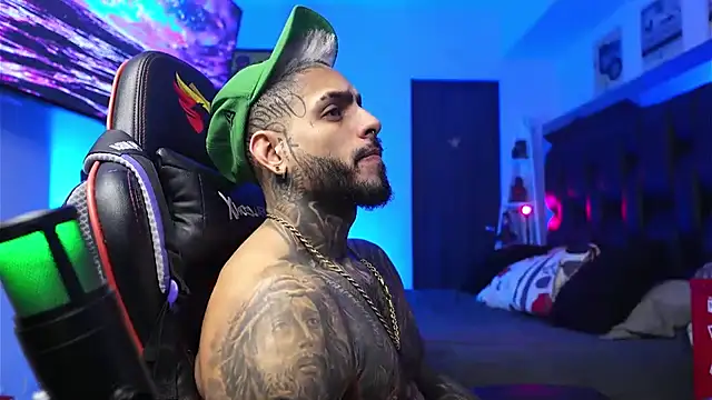 Snapshot of logan_hugh8 chatting on January 31, 11:36 pm logan hugh8 online show from January 31, 11:36 pm