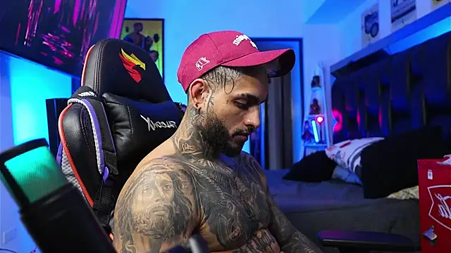 Snapshot of logan_hugh8 chatting on February 4, 1:17 pm logan hugh8 online show from February 4, 1:17 pm