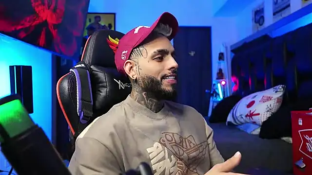 Snapshot of logan_hugh8 chatting on February 5, 9:14 am logan hugh8 online show from February 5, 9:14 am