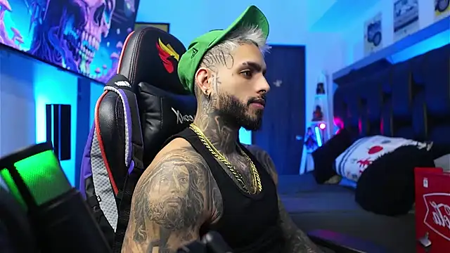 Snapshot of logan_hugh8 chatting on February 10, 9:13 am logan hugh8 online show from February 10, 9:13 am