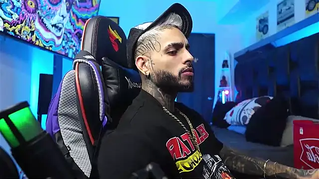 Snapshot of logan_hugh8 chatting on February 12, 2:39 am logan hugh8 online show from February 12, 2:39 am