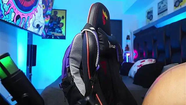 Snapshot of logan_hugh8 chatting on February 13, 3:24 am logan hugh8 online show from February 13, 3:24 am