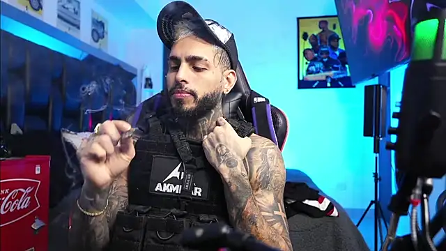 Snapshot of logan_hugh8 chatting on February 21, 9:38 pm logan hugh8 online show from February 21, 9:38 pm