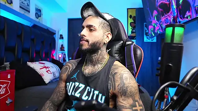 Snapshot of logan_hugh8 chatting on February 23, 6:00 am logan hugh8 online show from February 23, 6:00 am