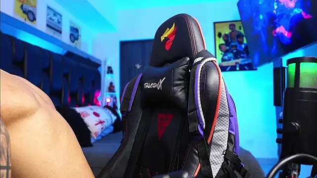 Snapshot of logan_hugh8 chatting on February 25, 1:04 am logan hugh8 online show from February 25, 1:04 am