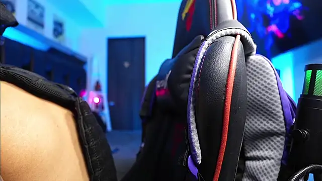 Snapshot of logan_hugh8 chatting on February 26, 2:43 am logan hugh8 online show from February 26, 2:43 am