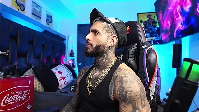 Snapshot of logan_hugh8 chatting on March 1, 12:40 pm logan hugh8 online show from March 1, 12:40 pm