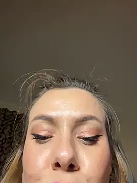 Snapshot of emmasweett11 chatting on October 19, 1:56 pm emmasweett11 online show from October 19, 1:56 pm