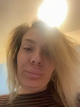 Snapshot of emmasweett11 chatting on July 5, 4:19 am emmasweett11 online show from July 5, 4:19 am