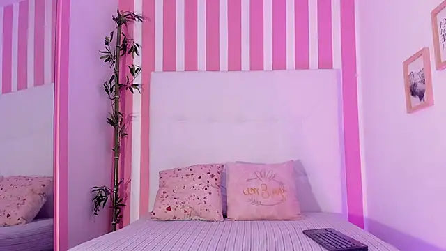 Snapshot of Maddy_Norton chatting on February 25, 7:45 pm Maddy Norton online show from February 25, 7:45 pm