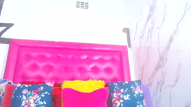 Snapshot of LoloQueen5 chatting on June 8, 8:20 pm LoloQueen5 online show from June 8, 8:20 pm