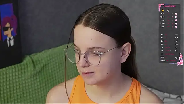 Snapshot of Violetwin chatting on February 25, 8:13 am Violetwin online show from February 25, 8:13 am