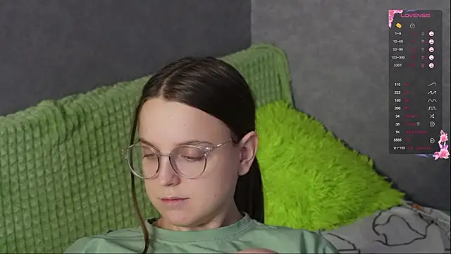 Snapshot of Violetwin chatting on February 26, 11:31 am Violetwin online show from February 26, 11:31 am