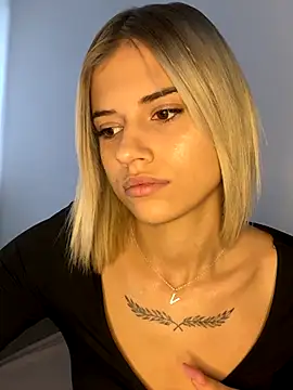 Snapshot of AishaKali chatting on October 3, 7:27 am AishaKali online show from October 3, 7:27 am