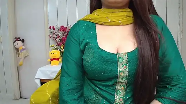 Snapshot of ruby100 chatting on February 6, 11:41 pm ruby100 online show from February 6, 11:41 pm