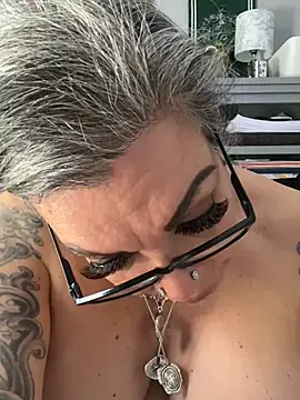 dieseldame1313 online show from April 5, 10:07 pm