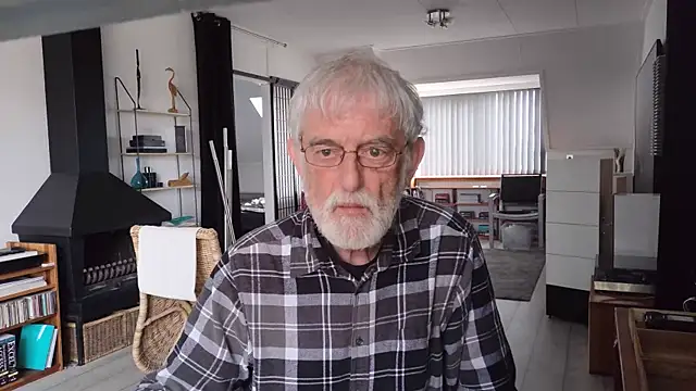 Snapshot of ewaldwillems99 chatting on April 2, 2:37 pm ewaldwillems99 online show from April 2, 2:37 pm