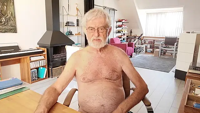 Snapshot of ewaldwillems99 chatting on July 8, 3:38 pm ewaldwillems99 online show from July 8, 3:38 pm
