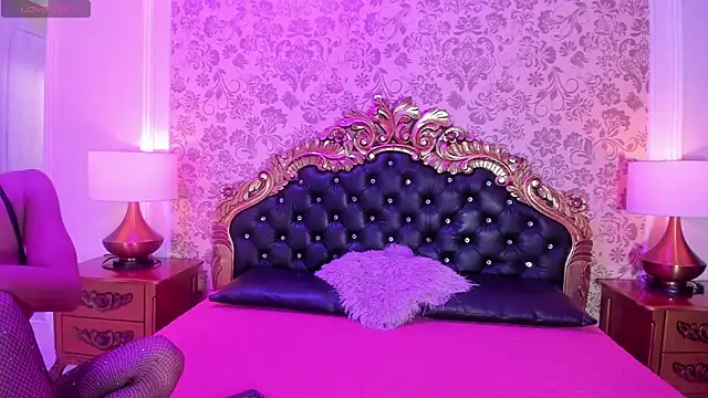 Lola Pierce online show from September 16, 11:55 am