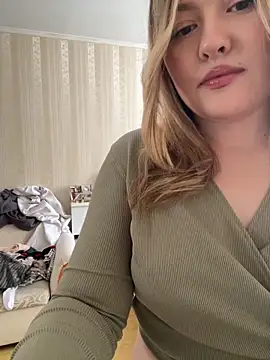 Snapshot of SunshineEmma chatting on February 8, 10:40 am SunshineEmma online show from February 8, 10:40 am