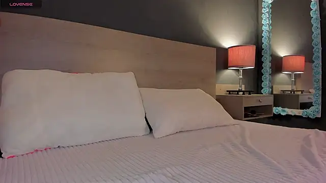 Zoe Ruiiz online show from December 3, 10:30 pm