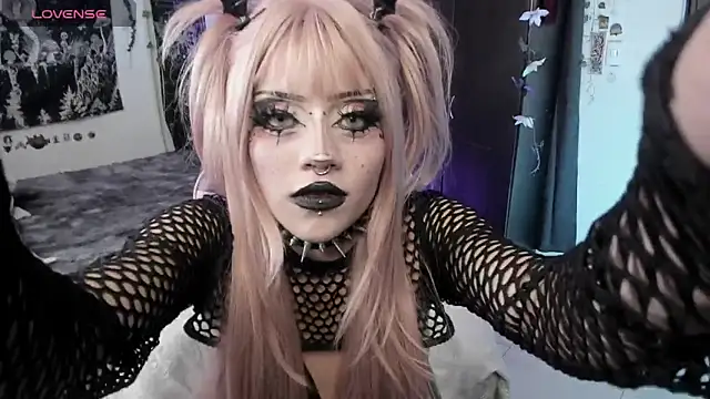 GothKitten666 online show from July 17, 6:31 am