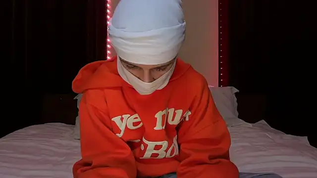 Snapshot of holydirt_luxeno1 chatting on September 22, 5:37 pm holydirt luxeno1 online show from September 22, 5:37 pm