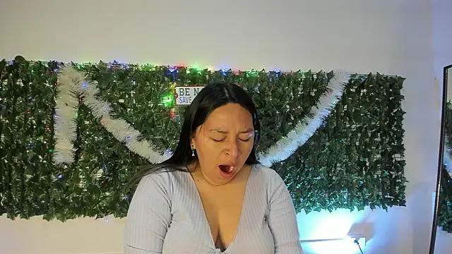 Snapshot of BellaRoux1 chatting on December 17, 12:00 pm BellaRoux1 online show from December 17, 12:00 pm