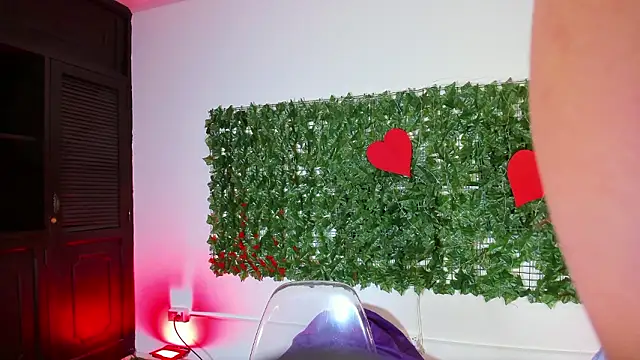 Snapshot of BellaRoux1 chatting on February 17, 12:23 pm BellaRoux1 online show from February 17, 12:23 pm