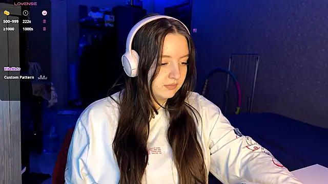 LauretteRagar online show from November 28, 5:15 pm