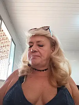 Snapshot of Belladama61 chatting on July 17, 11:17 am Belladama61 online show from July 17, 11:17 am