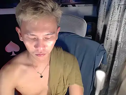 Snapshot of RalfAsian25 chatting on April 4, 11:40 am RalfAsian25 online show from April 4, 11:40 am