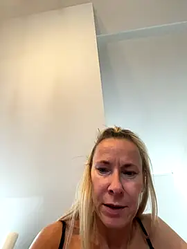 Snapshot of blondi2077 chatting on October 11, 10:47 am blondi2077 online show from October 11, 10:47 am