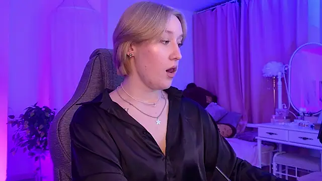 Snapshot of CinBellamy chatting on January 19, 7:56 am CinBellamy online show from January 19, 7:56 am