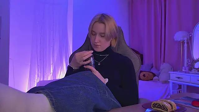 Snapshot of CinBellamy chatting on February 3, 6:11 am CinBellamy online show from February 3, 6:11 am