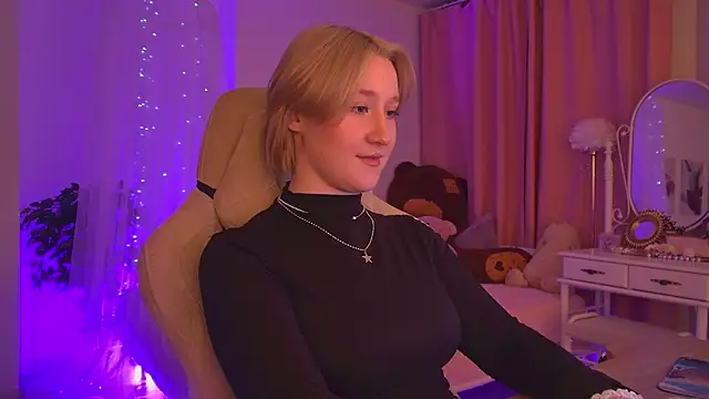 Snapshot of CinBellamy chatting on February 5, 7:57 am CinBellamy online show from February 5, 7:57 am