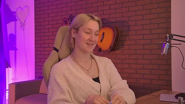 Snapshot of CinBellamy chatting on February 26, 7:40 am CinBellamy online show from February 26, 7:40 am