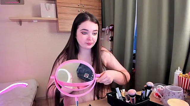 Snapshot of Alice_next_door chatting on February 9, 2:21 pm Alice next door online show from February 9, 2:21 pm