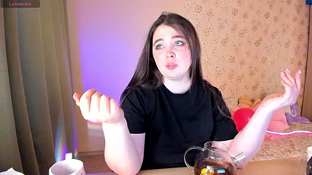 Snapshot of Alice_next_door chatting on February 14, 1:52 pm Alice next door online show from February 14, 1:52 pm