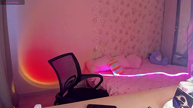 Snapshot of Alice_next_door chatting on February 23, 2:03 pm Alice next door online show from February 23, 2:03 pm