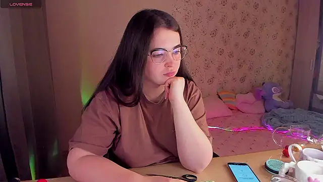 Snapshot of Alice_next_door chatting on February 25, 2:05 pm Alice next door online show from February 25, 2:05 pm