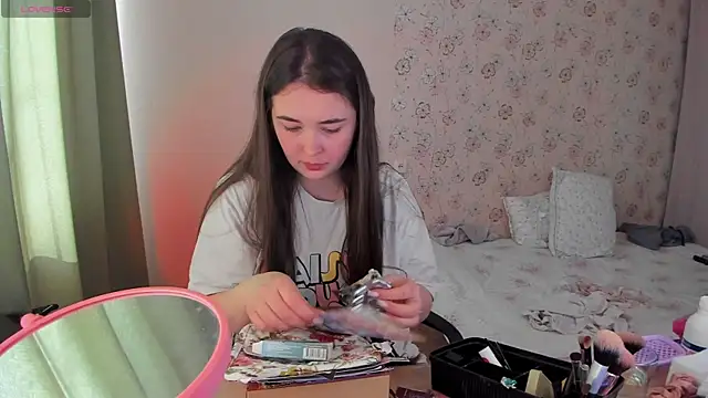 Snapshot of Alice_next_door chatting on April 3, 10:24 am Alice next door online show from April 3, 10:24 am