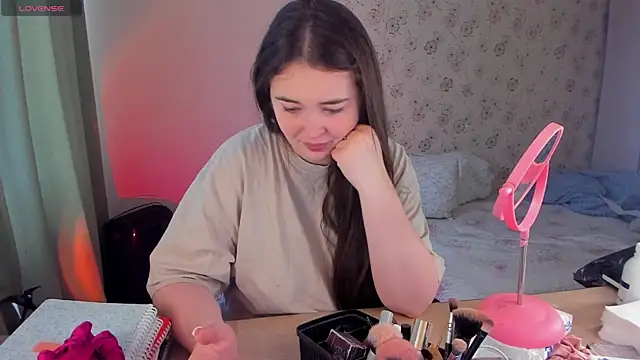 Snapshot of Alice_next_door chatting on April 4, 10:13 am Alice next door online show from April 4, 10:13 am