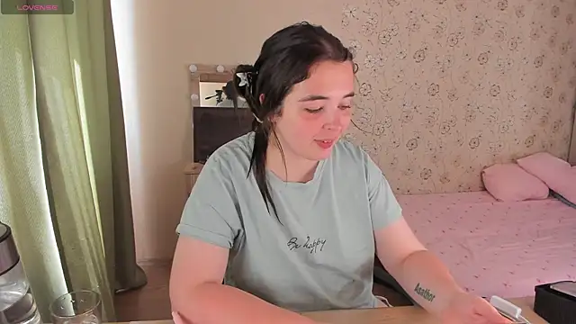 Snapshot of Alice_next_door chatting on July 2, 10:43 am Alice next door online show from July 2, 10:43 am