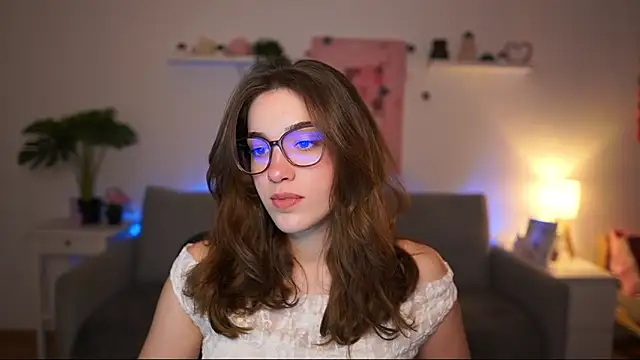 Snapshot of kissie_cat chatting on February 24, 2:15 pm kissie cat online show from February 24, 2:15 pm